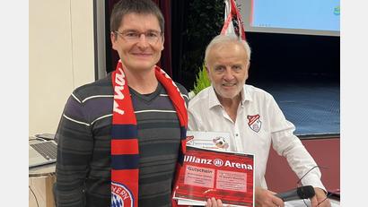 Bild: Hofmann/exb
Bernd Hofmann (rechts) übergibt an Thomas Bodensteiner aus Moosbach, das 6050. Mitglied des Fanclubs, die Urkunde und einen Gutschein für eine Fahrt in die Allianz-Arena.