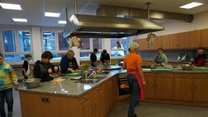 Bild: Mittelschule Mitterteich/exb
Die Siebtklässler bereiteten ein Thanksgiving-Menü vor.