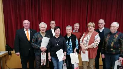 Bild: Koller/exb
Bei der Ehrung (von links): Kolpingvorsitzender Michael Koller und die Geehrten Michael Wittmann (60), Präses Stadtpfarrer Thomas Helm, Christine Hochholdinger (40), Angelika Veit (10), Roland Birkl (40), Gertrud Haas (40), Heinz Donhauser (30) und Karl Strobl (60).