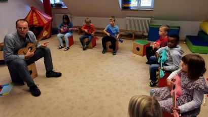 Bild: Kindergarten Regenbogen Erbendorf/exb
Die Kinder beim Musizieren.