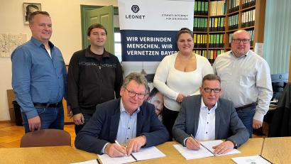 Bild: VG Oberviechtach/exb
Die beiden Bürgermeister Martin Prey (vorne links) und Norbert Eckl (vorne rechts) unterzeichnen den Kooperationsvertrag.