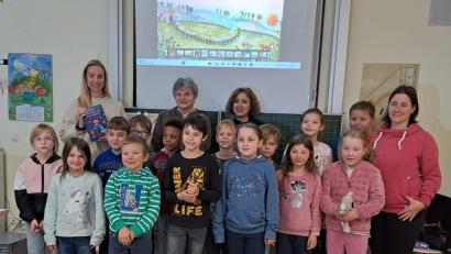 Bild: SFZ Immenreuth/exb
Für eine Lesung waren Autorin Christa Vogl und Illustratorin Elham Howeizi (hinten, Mitte, von links) zu den Mädchen und Jungs der ersten beiden Jahrgangsstufen gekommen.