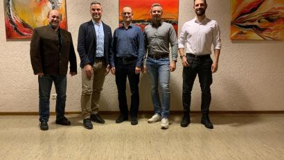 Bild: edo
Zwölf Jahre war Manfred Plößner (links) Vorsitzender der FWG Vorbach/ Oberbibrach/ Höflas. Seine Nachfolge tritt nun Sebastian Pittner (Zweiter von links an). 
Christian Friedrich (Schriftführer, Mitte), Stefan Schnerch (Kassier) und Johannes Hartmann (Beisitzer) gehören ebenfalls der neuen Vorstandschaft an.