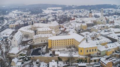 Bild: Thilo Hierstetter
Das Sulzbacher Schloss der Wittelsbacher Pfalzgrafen ist fester Bestandteil im neuen Ausbildungskonzept für die Sulzbach-Rosenberger Gästeführer. Spätestens Dr. Matthias Hensch hat dort durch umfangreiche Ausgrabungen manchen geschichtlichen Schleier lüften können.
