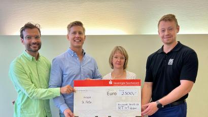 Bild: RT 49 Weiden/exb
RT49-Vizepräsident Markus Rechl, Schatzmeister Florian Groche (von links) und Endres Bielefeldt (rechts) überreichen einen Scheck in Höhe von 2500 Euro an Susanne Wagner vom Hospiz St. Felix.