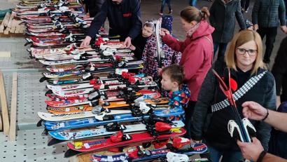 Bild: mab
Ein reichhaltiges Angebot wartet beim Skibasar in Schwarzenfeld auf die Schnäppchenjäger