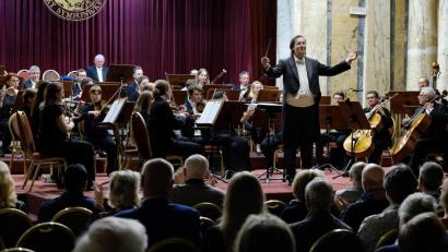 Bild: Jakub Formanek/exb
Das Westböhmische Sinfonieorchester mit Dirigent Martin Peschik ist beim Neujahrskonzert in Neunburg vorm Wald zu hören.