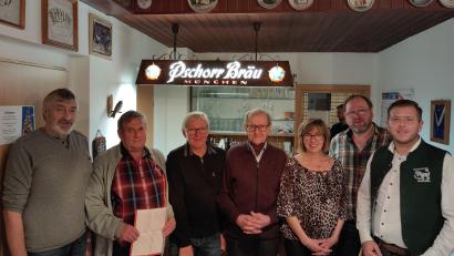 Bild: kki
Den Siegern des Turniers Erwin Hirmer, Josef Ermer und Georg Forster gratulieren Ehrenmitglied Hans Eckl, Wirtin Christine Würth und die Präsidenten Michael Kick und Michael Meiler (von links).