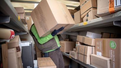 Symbolbild: Sina Schuldt/dpa
Die Männer sollen laut Polizei hunderte Pakete geklaut haben.