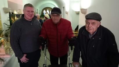 Bild: u
Zum 25. Mal der Krippenausstellung in Hirschau waren auch dieses Mal die beiden Aussteller Adolf Schmidt (83), in der Mitte, und Hugo Stark (87) rechts im Bild dabei. Zu sehen sind sie mit dem Organisator Martin Merkl (links).