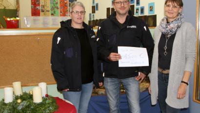 Bild: lep
Tanja (links) und Robert Seemann (Mitte) von der Firma Seemann Metalltechnik zeigen ein Herz für das Kinderhaus. An die Leiterin Daniela Dimler (rechts) übergeben sie eine Spende in Höhe von 1500 Euro.