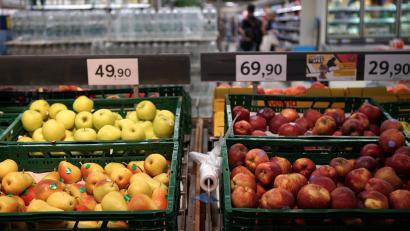 Symbolbild: Dana Kesnerova/dpa
Obst in einem Supermarkt in Prag: Tschechiens Premier Fiala hat zuletzt in der Oberpfalz eingekauft und festgestellt: In Tschechien ist alles teurer.