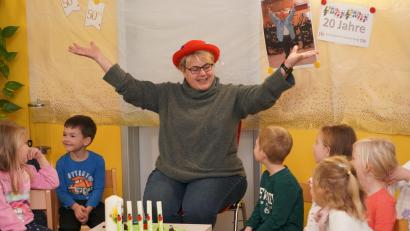 Bild: fvo
Seit 20 Jahren unterrichtet die Waidhauserin Kornelia Kraus im Waldthurner Kindergarten das Fach "Musikalische Früherziehung". Die Waldthurner Mädchen und Buben feiern das Jubiläum und gleichzeitig gratulieren sie ihrer Musiklehrerin zum Geburtstag.