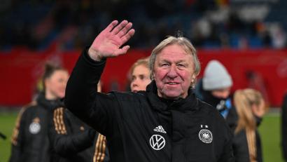 Bild: Sebastian Christoph Gollnow/dpa
Horst Hrubesch bleibt vorerst Interims-Bundestrainer der deutschen Fußballerinnen.