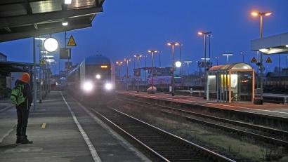 Symbolbild: Gabi Schönberger
Ab 10. Dezember gibt es eine zusätzliche Zugverbindung in den Morgenstunden von Bayreuth nach Weiden. Hier werden zukünftig nur noch die roten DB-Züge fahren, nicht wie auf dem Foto der Alex.