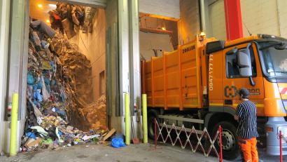 Bild: Hirsch
Das Müllkraftwerk Schwandorf kann derzeit wegen Umbaumaßnahmen nicht den gesamten Müll verwerten, der aus dem Verbandsgebiet angeliefert wird. Ein Teil des Abfalls muss an externe Anlagenbetreiber weitergeleitet werden.