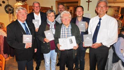 Bild: whü
Heimatforscher Werner Veigl (Dritter von rechts), SK-Vorsitzender Roland Veigl, Bürgermeister Christian Porsch, BSB-Kreisverbandsvorsitzender Kemnath Thomas Semba, Pfarrerin Friederike Steiner, Volksbund-Geschäftsführer Robert Fischer und BSB-Kreisverbandsvorsitzender Bayreuth-Land/Ebermannstadt Dr. Klaus-Dieter Nitzsche (von rechts) stellten das neue Buch vor.