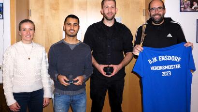 Bild: tra
Spartenleiterin Linda Trager gratulierte Ammar Aziz-Hassan, Chris Bias und Chrsitoph Müller (von links) zum Titel des Vereinsmeisters