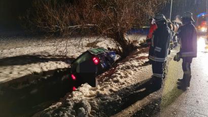 Bild: Feuerwehr Kastl
Bei Wolfersfeld ist ein Auto in den Graben gerutscht.