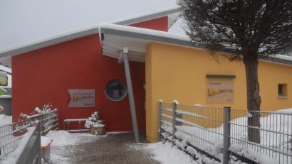 Bild: fz
Die Kindertagesstätte Löwenzahn in Theisseil. Anwohner haben im Zusammenhang mit dem Betrieb auch Beschwerden übers Parken.