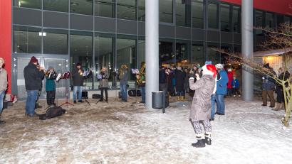 Bild: njn
Der evangelische Posaunenchor gestaltete das erste Adventskonzert im Erbendorfer Stadtpark.