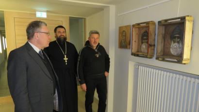Bild: adj
Sehen sich bei der Eröffnung der Ausstellung die Werke gemeinsam an: Direktor Manfred Strigl, Robert Rapljenovic und Hans Bräuer (von links).