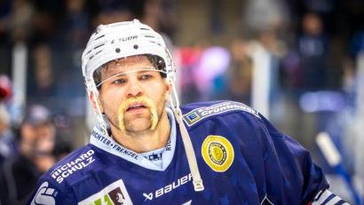Bild: Christian Kaminsky/exb
Markus "Beppi" Eberhardt von den Blue Devils Weiden mit seinem schmucken Beitrag zur "Movember"-Aktion.