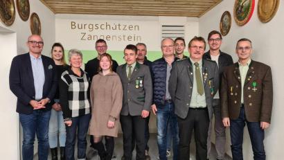 Bild: Rosi Dirmeier/exb
Schützengau und Bürgermeister sprechen der Vorstandschaft ihr Kompliment aus: Im Bild (vorne von rechts) Gauschützenmeister Norbert Nietfeld, Schützenmeister Robert Heller, Siegfried Breu, Dominik Meier, Ines Breu, Brigitte 
Reiml, Bürgermeister Maximilian Beer, (hintere Reihe von rechts) Thomas Armer, Christoph Armer, Albert Armer, Georg Dirmeier und Simone Dirmeier.