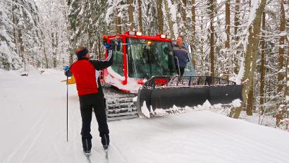 Bild: bsc
Bereits viermal befuhr Heiner Denz (auf dem Loipenspurgerät) in den zurückliegenden Tagen mit dem Pisten-Bully das Loipennetz im Steinwald und legte frische Spuren in den Schnee.