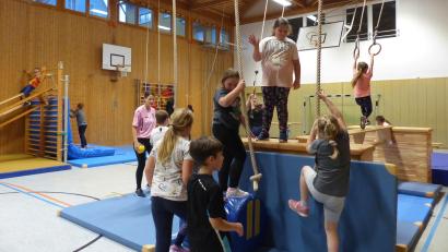 Bild: sl
Voller Elan und Freude turnen die Kinder an den verschiedenen Geräten in der Turnhalle in Leuchtenberg.