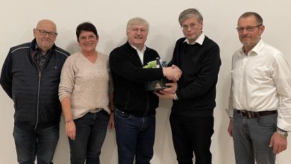 Bild: fvo
Ein herzliches "Vergelt`s Gott" sagen Pfarrer Norbert Götz sagt in Beisein von PGR-Sprecherin Birgit Bergmann und den beiden Kirchenpflegern Max Kick (links) und Georg Wittmann (rechts) zu Diakon Janusz Szubartowicz (Mitte) für seine Dienst in der Pfarrei St. Sebastian Waldthurn.