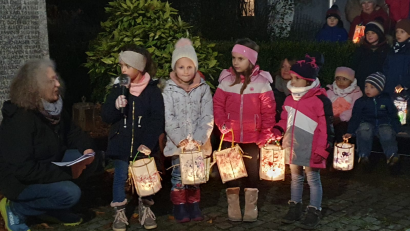 Bild: Kerstin Mois/exb
Erzieherin Alexandra Hansbauer mit den Kindern bei der Martinsfeier.