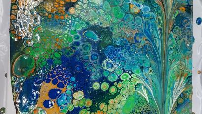 Bild: Helga Luber/exb
Das "blaue" Bild ist aus Acryl und die Technik lautet Pouring Flip Cup.