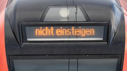 Symbolbild: Boris Roessler/dpa
"Nicht einsteigen"· steht auf einen DB-Regio-Zug. Der 24-stündige Warnstreik der GDL wird auch die Oberpfalz treffen.