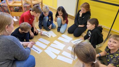 Bild: GS Niedermurach/exb
Beim Memory vertiefen die Kinder aus Tschechien und Deutschland ihre Kenntnisse der jeweils anderen Sprache.