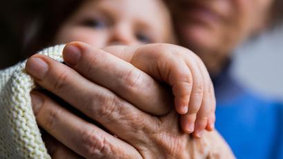 Symbolbild: Christoph Soeder/dpa
Die Oma des eineinhalbjährigen Jungen und des zwölfjährigen Buben kümmert sich um die beiden Kinder, während Mama Steffi Dötsch im Klinikum behandelt wird.