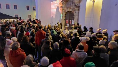 Bild: Kunz
Dicht gedrängt standen die Mitwirkenden des Passanten-Chors vor dem Portal der Michaelskirche und sangen Weihnachtslieder.