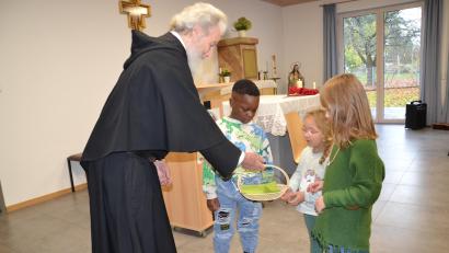 Bild: gi
Die gesammelten Spenden von den Kindern und Eltern überreichten die drei Kinder im Körbchen an Pater Ferdinand für die Kinder in Ndendule/Kongo. Der Missionar bedankte sich recht herzlich im Namen der Kinder.