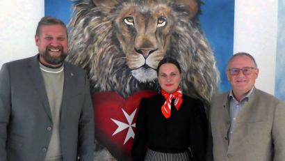 Bild: Lions Club Weiden/exb
Lions-Präsident Bastian Braun (links) und Elmar Baumer, Vorsitzender des Lions-Hilfswerks Weiden, mit Johanna Lakomski vom Malteser Hospizdienst.