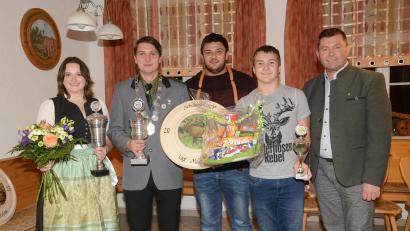 Bild: bey
Zweiter Schützenmeister Michael Vogl (2. von links) überreicht seiner Schwester Manuela den Pokal als Vereinsmeister Luftgewehr, umgekehrt erhält er von seiner Schwester die Königsscheibe Schütze Luftpistole und den Pokal Vereinsmeister Luftpistole. Markus Ludwig (Mitte) hat die Wurstkette als Vizekönig Luftpistole umgehängt bekommen, Jakob Wittmann (2. von rechts) ist Zweiter beim Schüler- und Jugendpokal ebenso wie beim Schießen auf die Schmankerlscheibe. Bürgermeister Rainer Rewitzer (rechts) gratuliert den erfolgreichen Schützen.