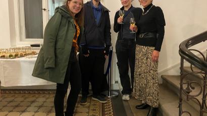 Bild: Katrin Ströbl/exb
Die Künstler Karina Küffner, Ludwig Hanisch, Anna Lena Keller sowie Vorsitzende Ulrike Roidl (von links) blicken bei der Versammlung des Fördervereins Oberpfälzer Künstlerhaus auf das vergangene Jahr zurück.
