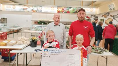 Bild: adj
Der Vorsitzende des Fanclubs 1980 Neustadt, Jens Zeiler, und seine beiden Söhne Luca und Lenny überreichen eine Spende von 500 Euro an den Vorsitzender 1.Vorsitzenden der Tafel, Josef Gebhardt.
