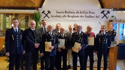Bild: Jürgen Ferschl/exb
Ehrungen stehen bei der Barbarafeier im Mittelpunkt. Das Bild zeigt (von links) Wolfgang Lehner, Richard Tischler, Hans Prechtl, Karl Baldauf, Johannes Heinrich, Hans Baldauf, Siegfried Baldauf, Alois Singer, Max Schmid und Jürgen Ferschl.