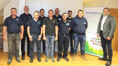 Bild: njn
Geschäftsführer Martin Schmid (rechts) mit den Vertretern der Feuerwehren Krummennaab, Röthenbach und Wetzldorf.