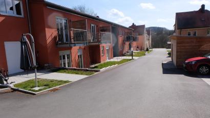 Archivbild: le
Im Ortsteil Plankenhammer wurde eine neue Erschließungsstraße zum Mietwohnhaus mit zehn barrierefreien Wohnungen der Baugenossenschaft „Eigenheim“ gebaut. Sie soll jetzt als öffentliche Straße gewidmet und im Straßenbestandsverzeichnis des Marktes eingetragen werden.