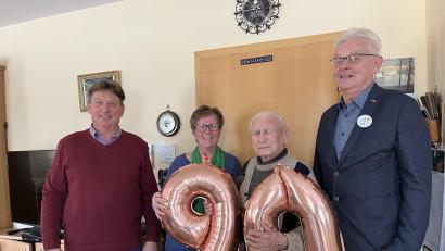 Bild: ral
Auch Zweiter Bürgermeister Andreas Altmann (links) und der Vorsitzende des Gartenbauvereins, Richard Hirmer (rechts) gratulieren Andreas Deichl (Zweiter von rechts) zum 90. Geburtstag.