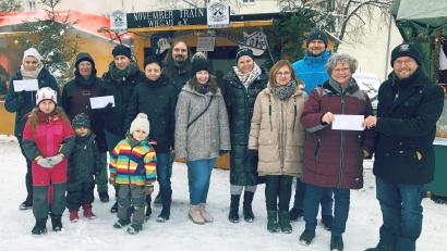 Bild: wro
Über Spenden von je 100 Euro freuten sich Vertreterinnen und Kinder der Wiesauer Kindergärten. Übergeben wurden die Zuwendungen von Novembertrain-Vorsitzendem Benjamin Mayer (rechts) und Vorstandsmitglied Andreas Brandl (Dritter von rechts).