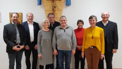 Bild: Hans Kiesl/exb
Die neue Vorstandschaft des Krankenpflegevereins Teunz mit (von links) Referenten Dr. Alexander Ried und zweitem Bürgermeister Robert Hechtl: Schriftführerin Ernestine Kleber, erster Vorsitzender Peter Völkl, Kassiererin Elfriede Krone, Kassenprüferin Paula Kiesl und zweiter Vorsitzender Pfarrer Herbert Rösl.