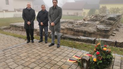 Bild: hzi
Erster und Dritter Bürgermeister mit MGR bei der Kranzniederlegung.