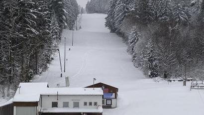 Bild: dob
So sieht es aktuell auf dem Skihang am Fahrenberg aus. Das Gelände präsentiert sich zwar tief verschneit, doch der Boden ist noch zu warm.